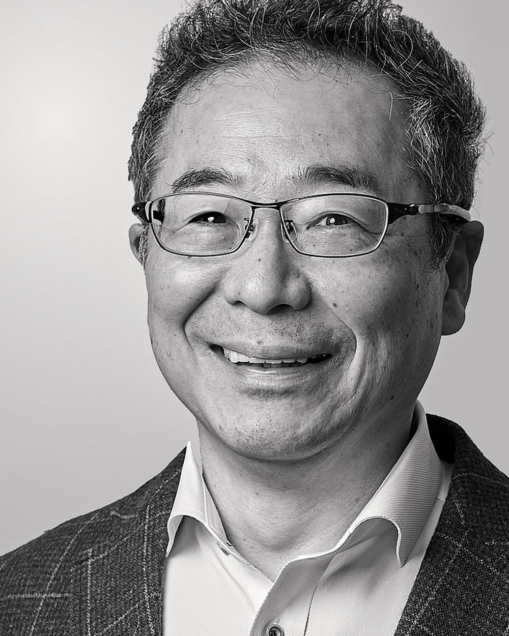 Svartvitt porträtt av Katsuhiko Mizushita, vd för Tomoku Hus.